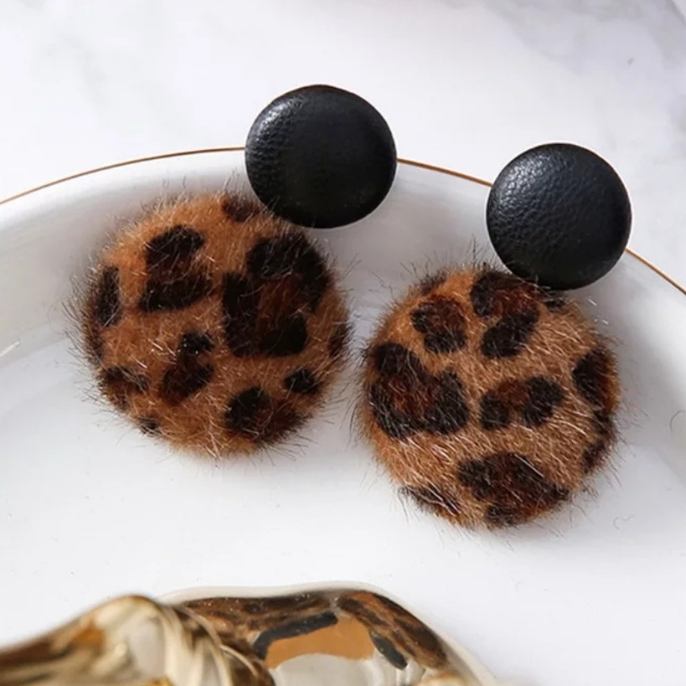 ☯️ Leopard Print button furry earrings - Picture 3 of 4